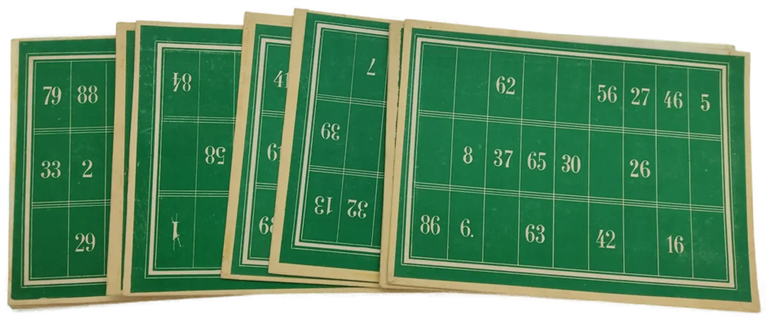 Vintage Sammlung von Bingokarten und Steinen  – Bild 4