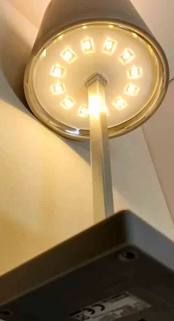 Moderne LED Tischleuchte - Kabellos im TEDi Design - Bild 2