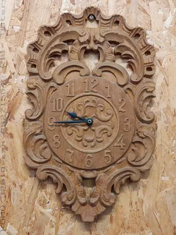 Junghans Holzwanduhr, Handgeschnitzt, ohne Batterie | Landhaus-Charme – Vorschau 9