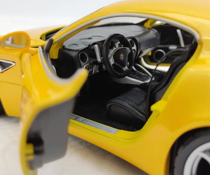 Burago - Alfa 8C Competizione - Modellauto 1:18 – Bild 3
