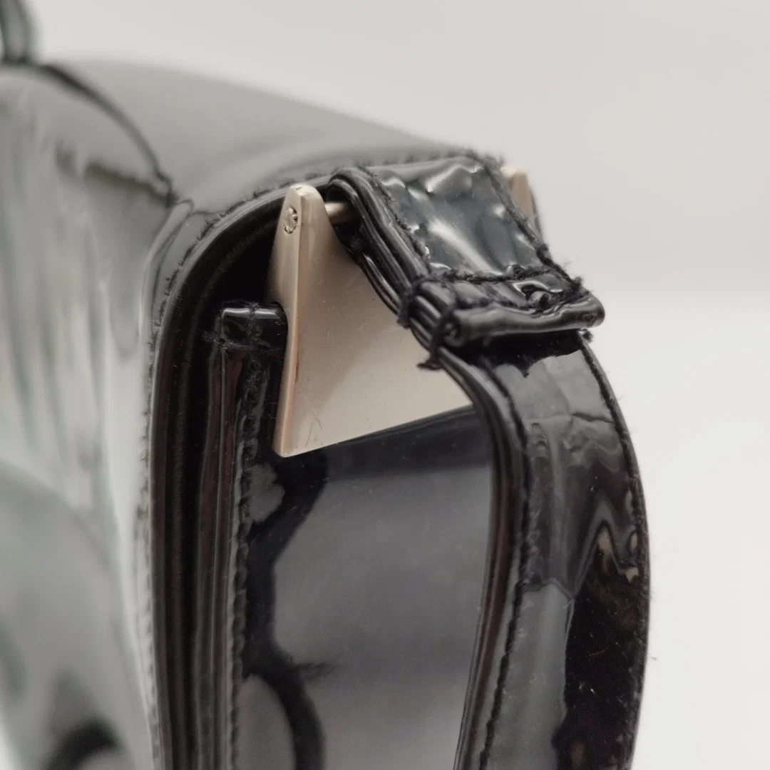 Moderne Handtasche im Glossy Look  – Bild 3
