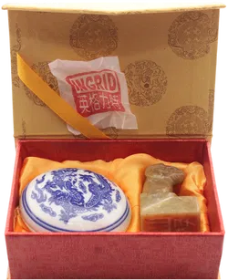 Chinesisches Siegel Set „INGRID“ – Stein Stempel + Stempelkissen im Geschenketui - Bild 1