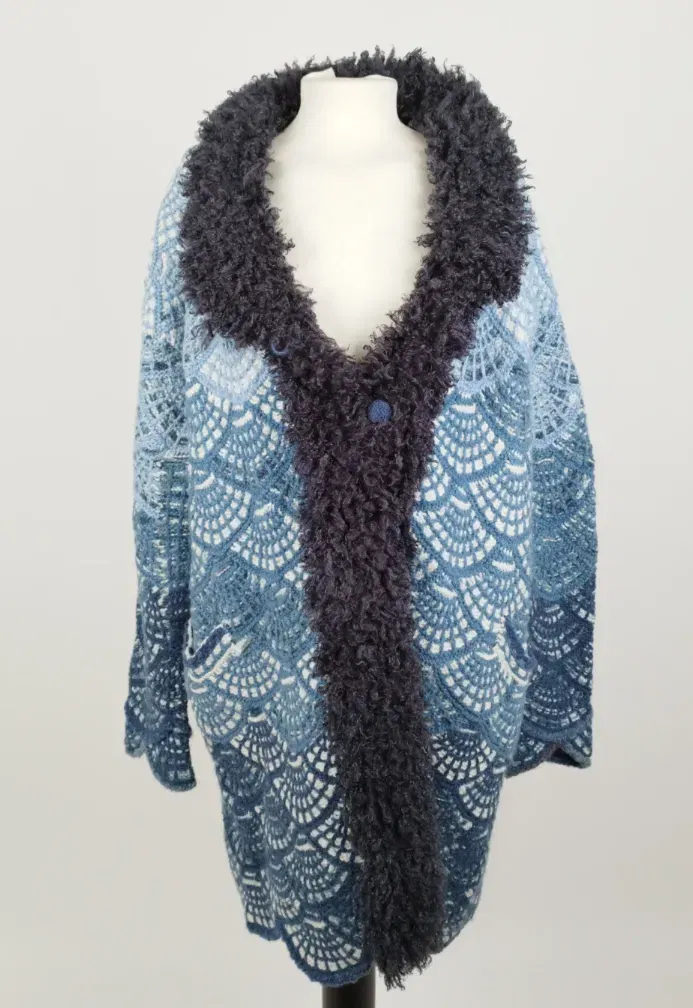 Handgestrickter Mantel mit Pelzkragen  - Bild 4