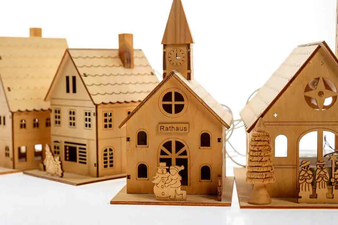 Holzdorf mit Kirche & Rathaus beleuchtbar ca. 10–18 cm – Bild 4