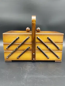 Vintage-Nähkästchen aus dunklem Holz  - Bild 1