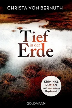 Tief in der Erde - Christa Bernuth