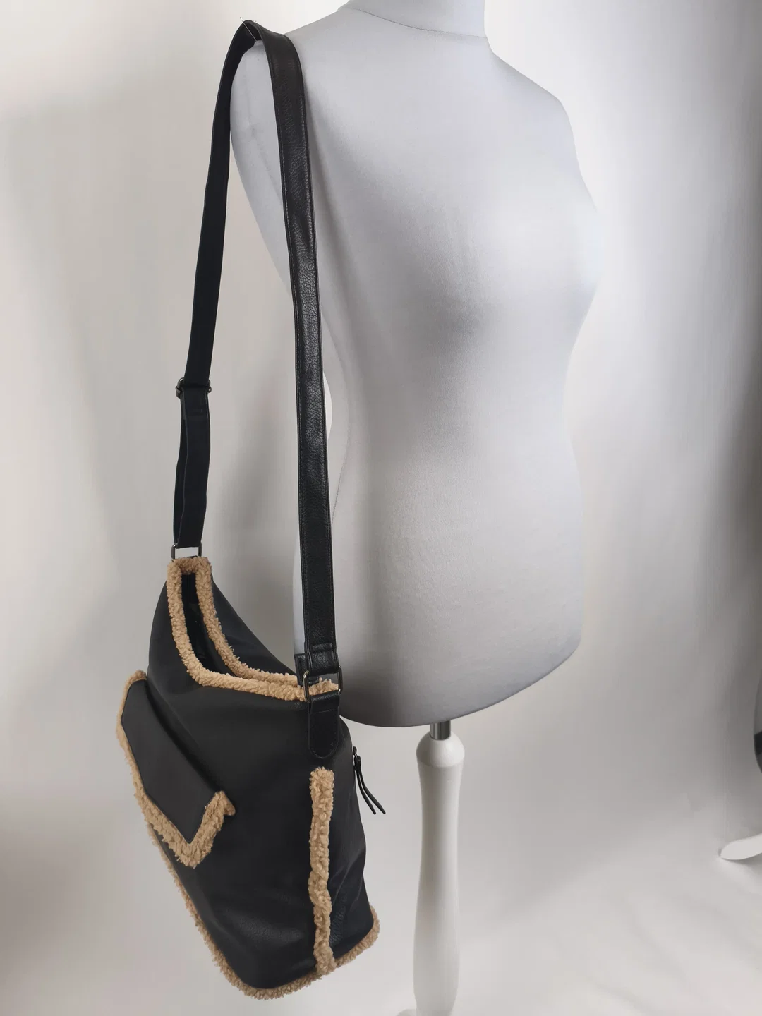 Handtasche, schwarz mit Plüsch, Winter – Bild 3