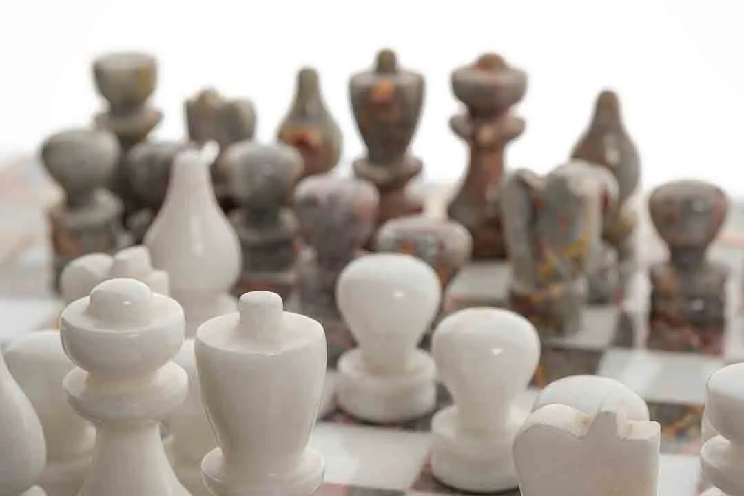 Schachbrett aus Marmor mit Spielfiguren, handgefertigt – Bild 2
