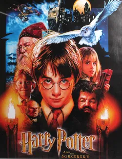 Gerahmtes Filmplakat „Harry Potter and the Sorcerer’s Stone“ (Stein der Weisen) — 95 × 64 cm (gerahmt) - Bild 1