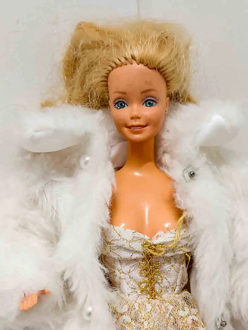 Vintage Barbie-Puppe mit weißem Pelzmantel und Spitzenkleid ca 30 cm – Bild 1