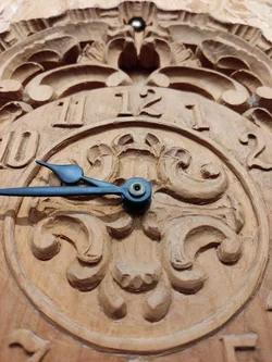 Junghans Holzwanduhr, Handgeschnitzt, ohne Batterie | Landhaus-Charme – Vorschau 10