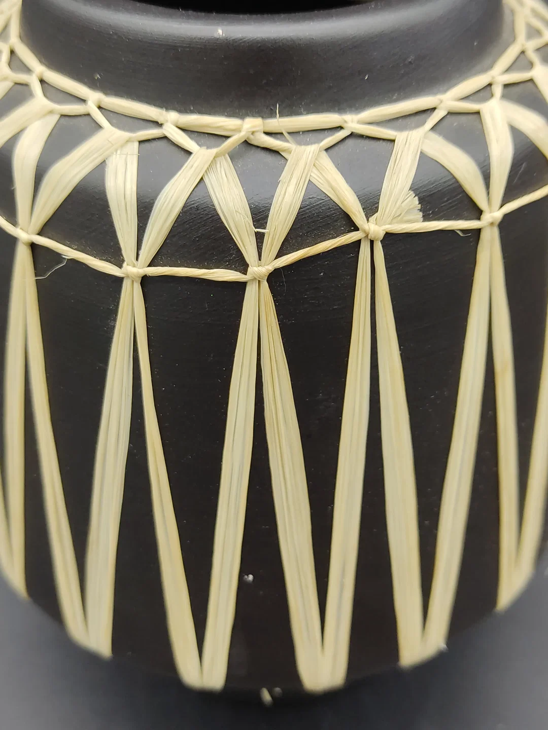Gmundner Keramik Vase mit Bastflechtung – Bild 5