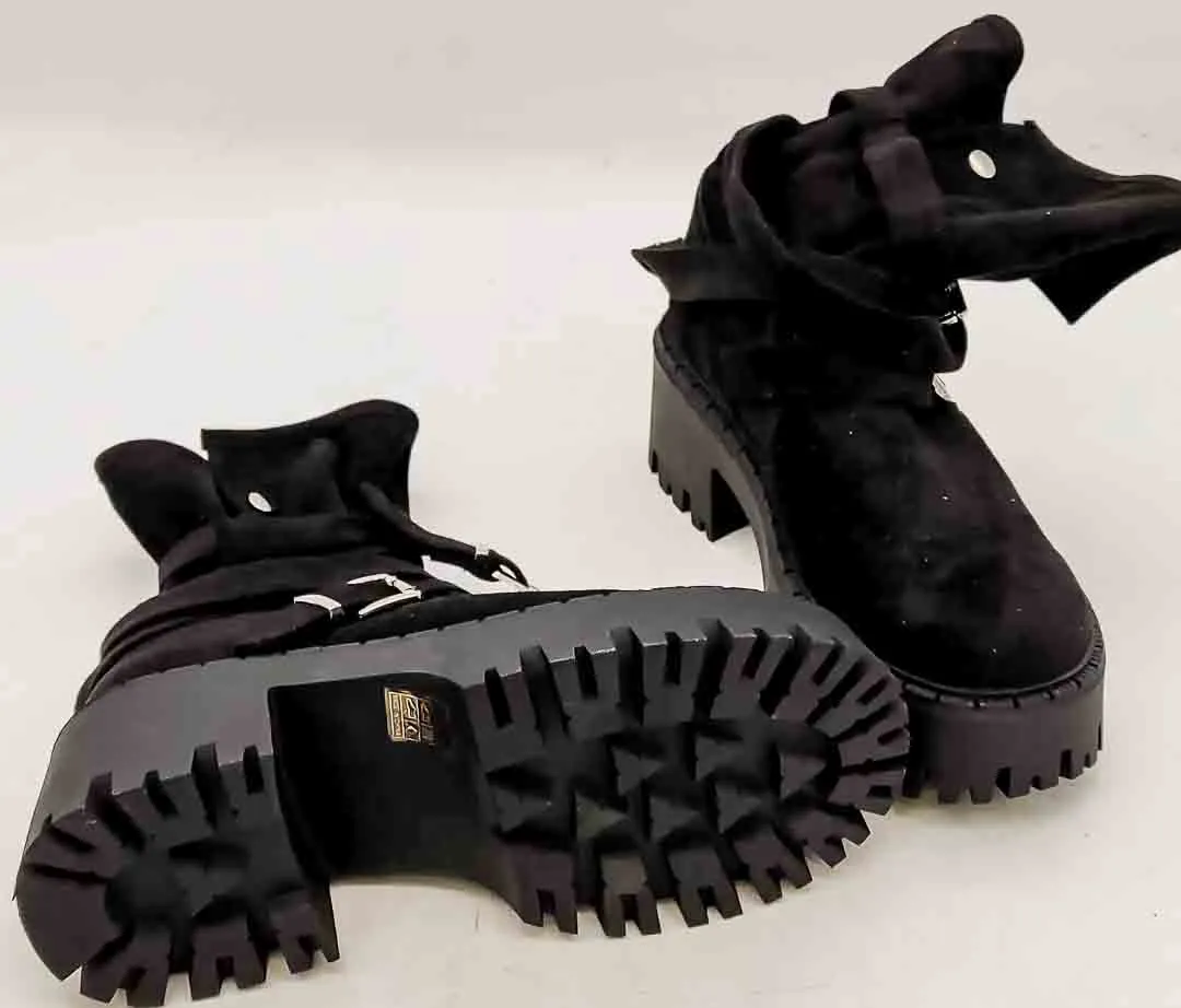 Schwarze Stiefel aus süßem Holz mit Trägern und kerbiger Sohle im Rock-Stil – Bild 3