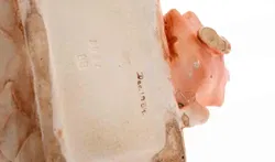 Keramikkisterl, Landfrau mit Korb, Höhe: 19 cm, Breite: 20,5 cm - Bild 2