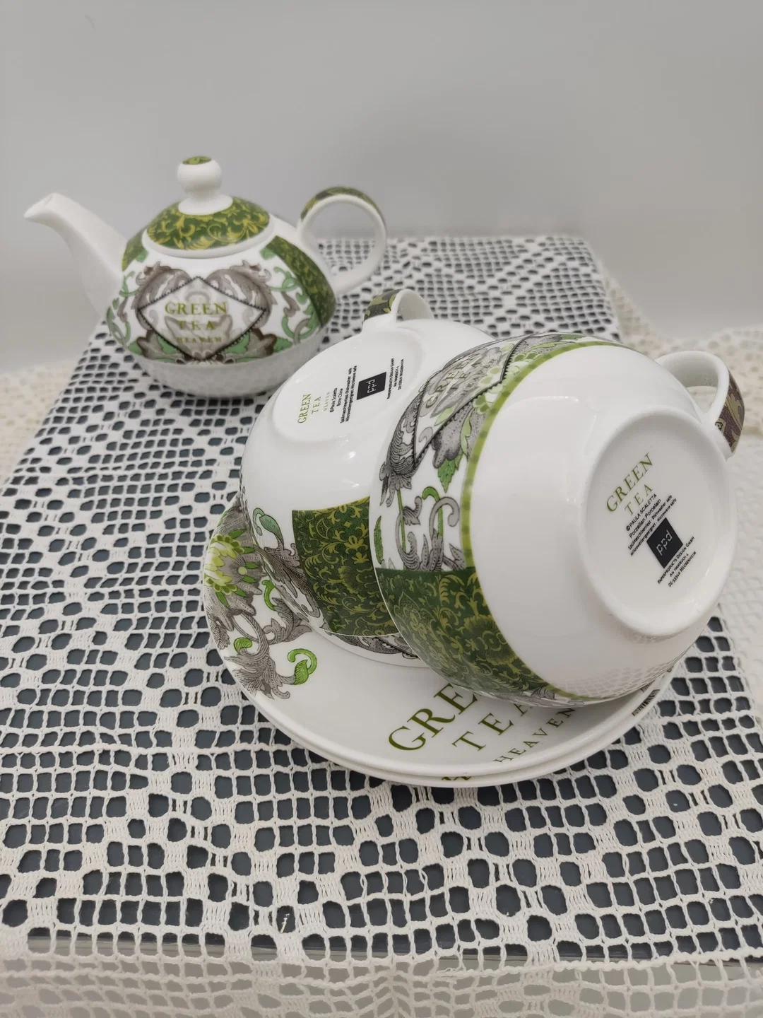 Porzellan 'Green Tee'-Set (Kanne, 3 Tassen mit Unterteller) von Paula Scaletta | Designer-Schatz – Bild 7