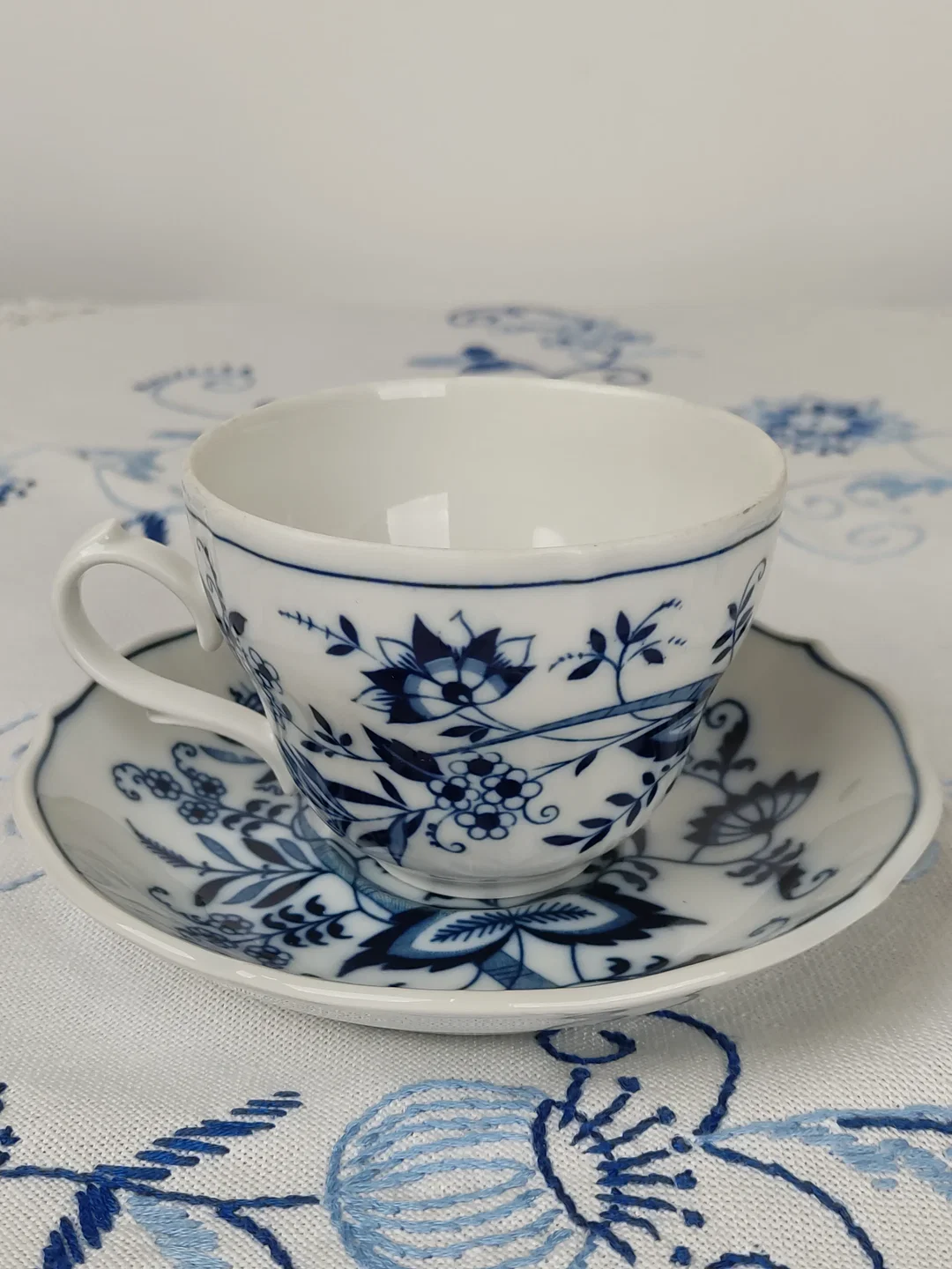 Blue Danube Untertasse und Bavaria Kaffetasse, mit Zwiebelmuster  | Zeitloser Porzellan-Schatz – Bild 2