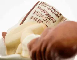 Goebel Engel „Lesender Engel“ Porzellanfigur, H 15 cm - Bild 4