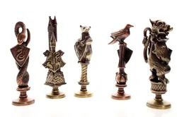 Harry Potter Siegelstempel-Set – 5 Metallstempel (Hogwarts & Häuser) inkl. rotem & gelbem Wachsstift – Sammlerbox - Bild 4