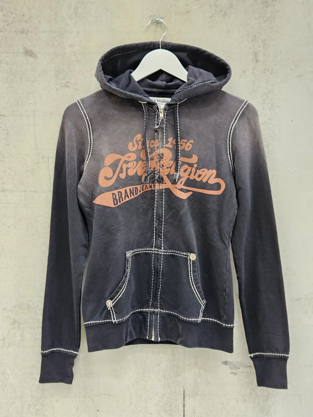 TRUE RELIGION APPAREL Y2K Damen Pullover, schwarz mit Aufdruck - Gr. S – Bild 1
