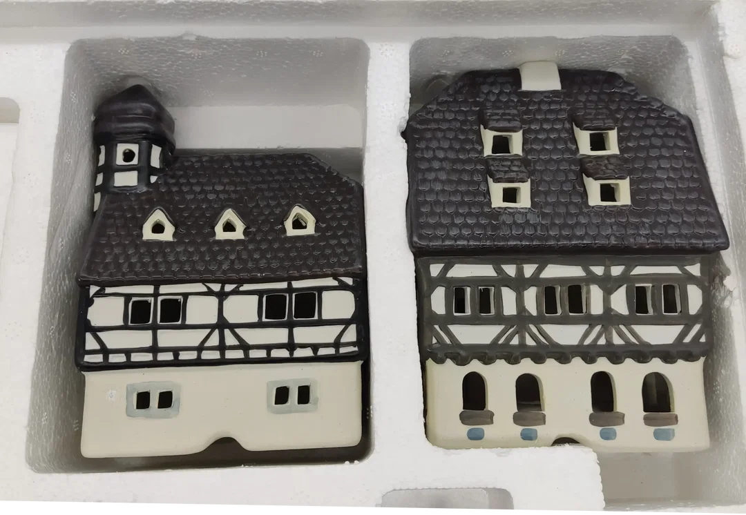 Sinowai Reg Keramik Miniatur Dorf 5 Gebäude mit 10 Figuren und 2 Laternen mit Batteriebox /Weihnachtsdorf – Bild 3