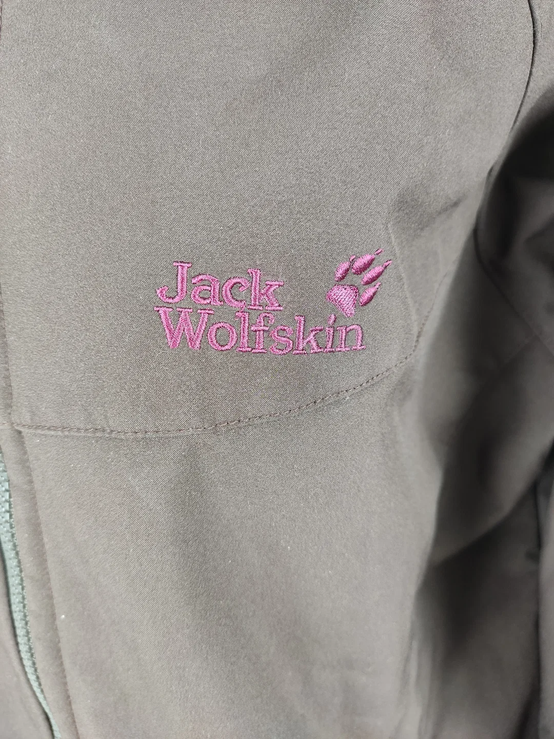 Jacke "Jack Wolfskin Outdoor", langarm mit Stehkragen, dunkelbraun mit Stickerei, Größe XL  – Bild 3