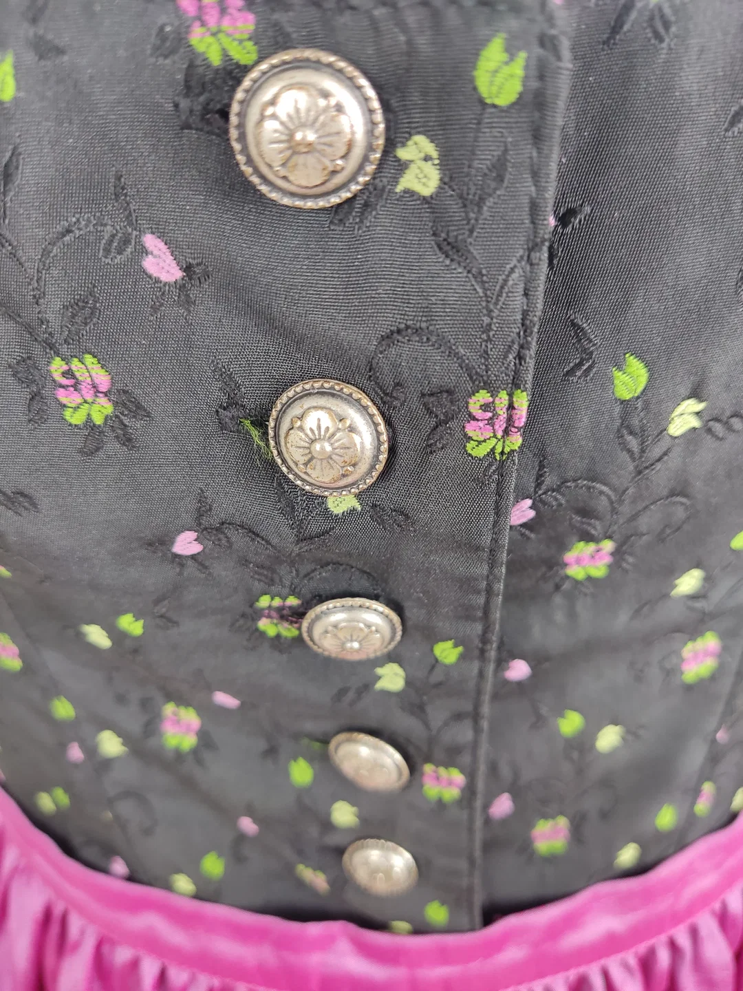 Dirnd "Landhaus Tracht", schwarz/grün/rosa mit Stickerei, Größe 40 – Bild 2