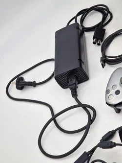 Microsoft Xbox 360 S Set - Xbox 360 Slim Konsole mit 3 Controllern, Chatpad und Zubehör - Bild 10