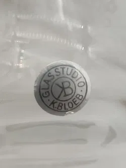 Kleine Tischvase aus Glas mit eingraviertem Blumenmotiv - Höhe 11 cm - Bild 3