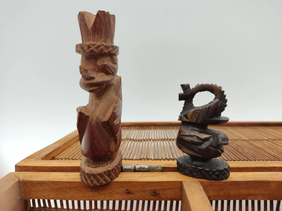 Afrikanische Königreich Schach -Spielfiguren in Box – Bild 3