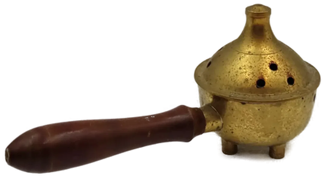 Traditionelle Räucherpfanne aus Messing mit Holzgriff – Bild 1