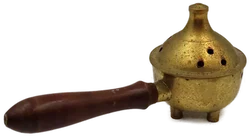 Traditionelle Räucherpfanne aus Messing mit Holzgriff