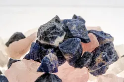 Edelstein-Mix Rohsteine – Rosenquarz, Bergkristall & blauer Steinmix (bis 5 cm) - Bild 5