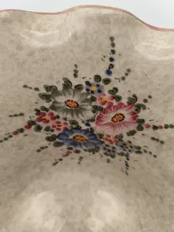 Dekorative Keramikschale mit Blumenmuster, geflochtene Griffe und gewelltem Rand - Bild 3