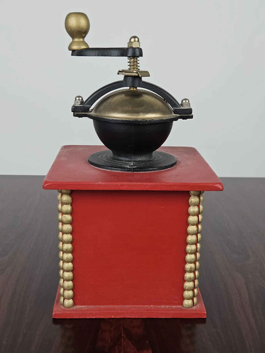 Rote Vintage Kaffeemühle – Bild 2