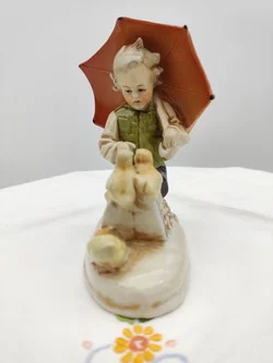 Deutsche Porzellanfigur Junge mit Regenschirm und Enten | Hummel-Stil – Vorschau 6
