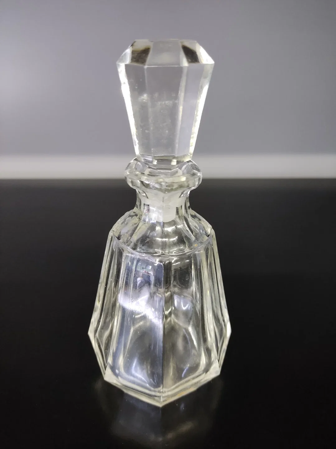 Kleiner Vintage Flakon, facettiertes Glas mit Glasstöpsel – Bild 2