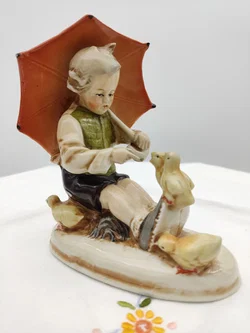 Deutsche Porzellanfigur Junge mit Regenschirm und Enten | Hummel-Stil – Vorschau 1