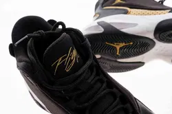 NIKE Jordan Max Aura 4 Kinderschuh in schwarz-weiß-gold, Größe 39 - Bild 3