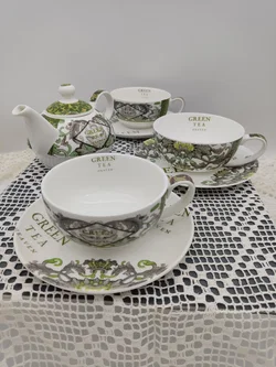 Porzellan 'Green Tee'-Set (Kanne, 3 Tassen mit Unterteller) von Paula Scaletta | Designer-Schatz - Bild 1