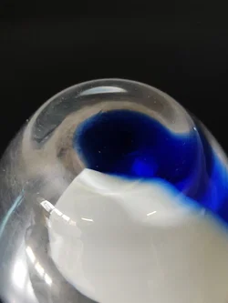 Mundgeblasene Kugelvase mit blauen und grauen Farb-Akzenten, hochwertiges Handwerk, Höhe 12cm – Vorschau 4