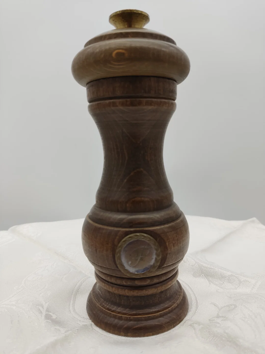 Zassenhaus Holz-Pfeffermühle, Metall-Emblem | Küchen-Erbstück mit Patina – Bild 2
