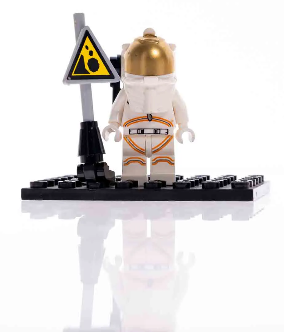 LEGO Minifigur Astronaut mit goldfarbenem Helm & Warnschild, Space City – Bild 3