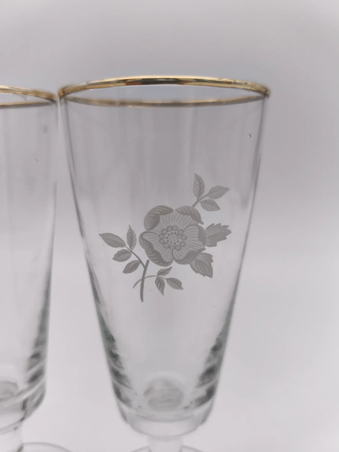 2 Stk. Vintage-Sektflöten/Champagnergläser, Goldrand, geätztem Rosendekor, 1960er/1970er  – Bild 3