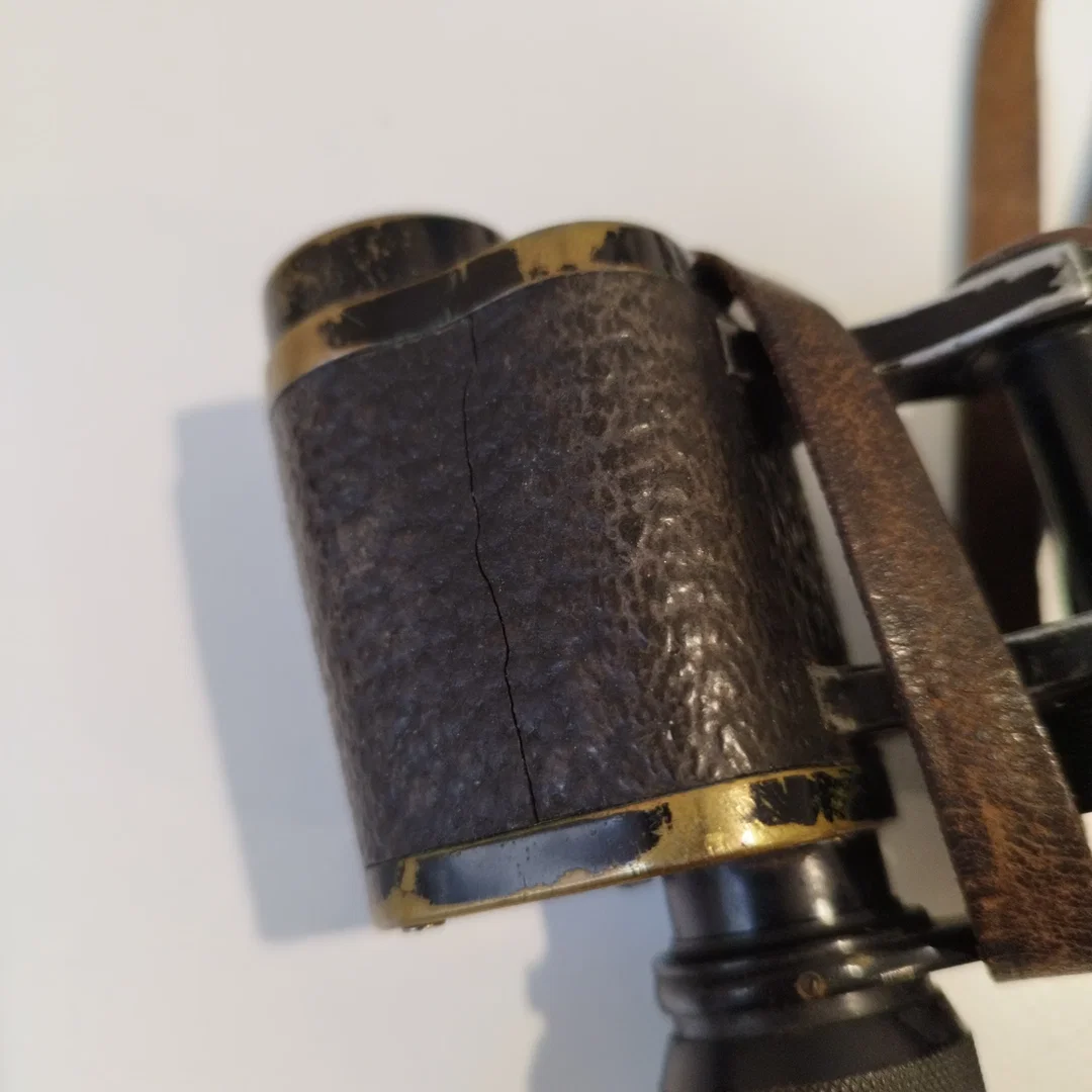 Antiquarisches Fernglas mit Tasche – Bild 5