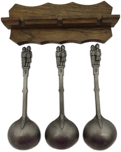 Zinn-Hochzeitslöffel 3er-Set mit Holzhalterung | Ein Brautpaar am Griffende - Bild 3