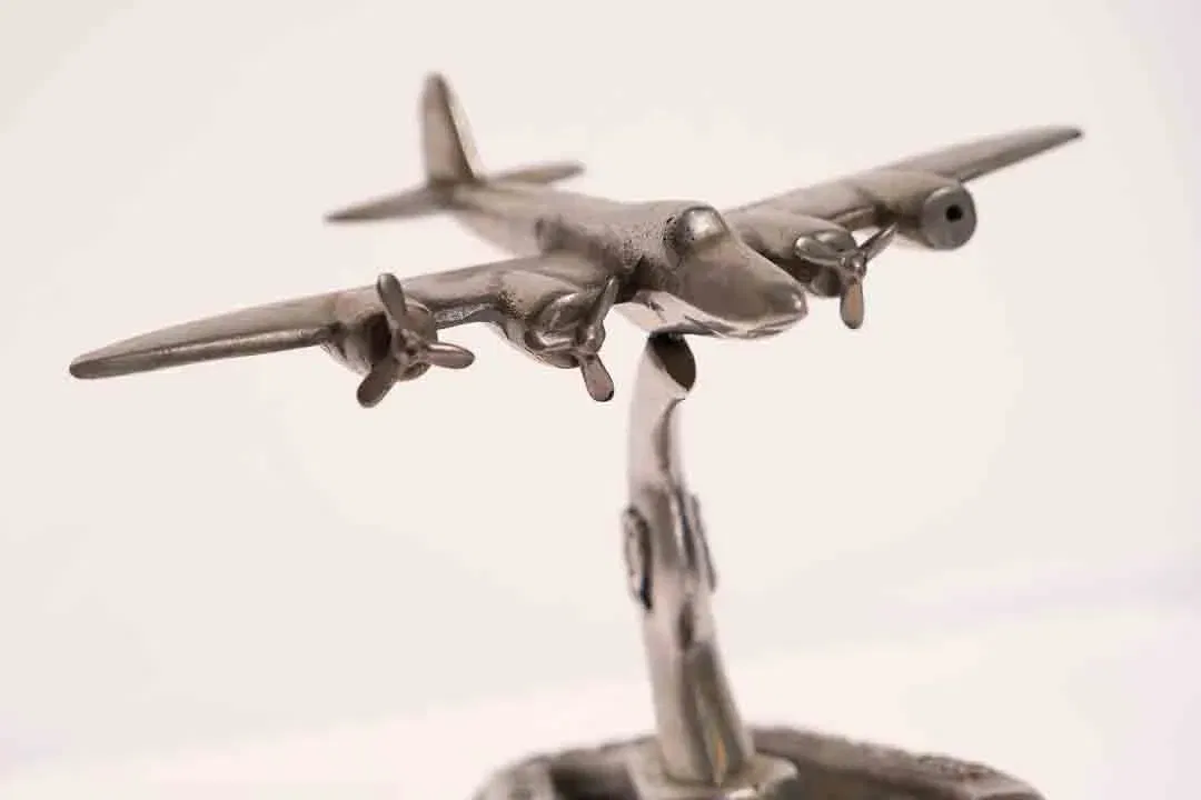 Messing-Aschenbecher Flugzeug/Diesel-Motiv „The Brave“. - Bild 1