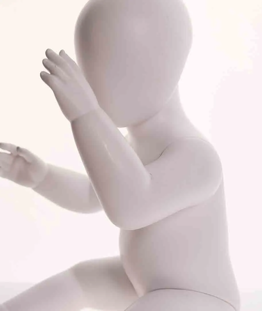 Baby Schaufensterpuppe – sitzend, weiß – Bild 3