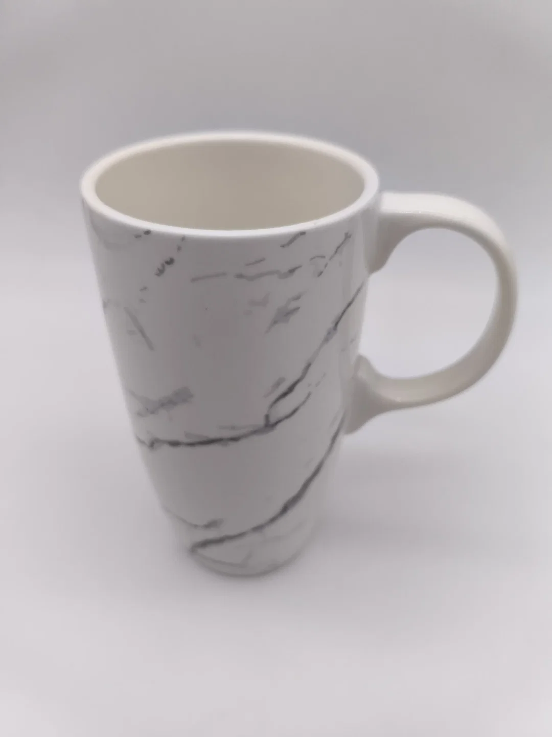 XXL Kaffeetasse in weißer Marmor-Optik – Bild 2