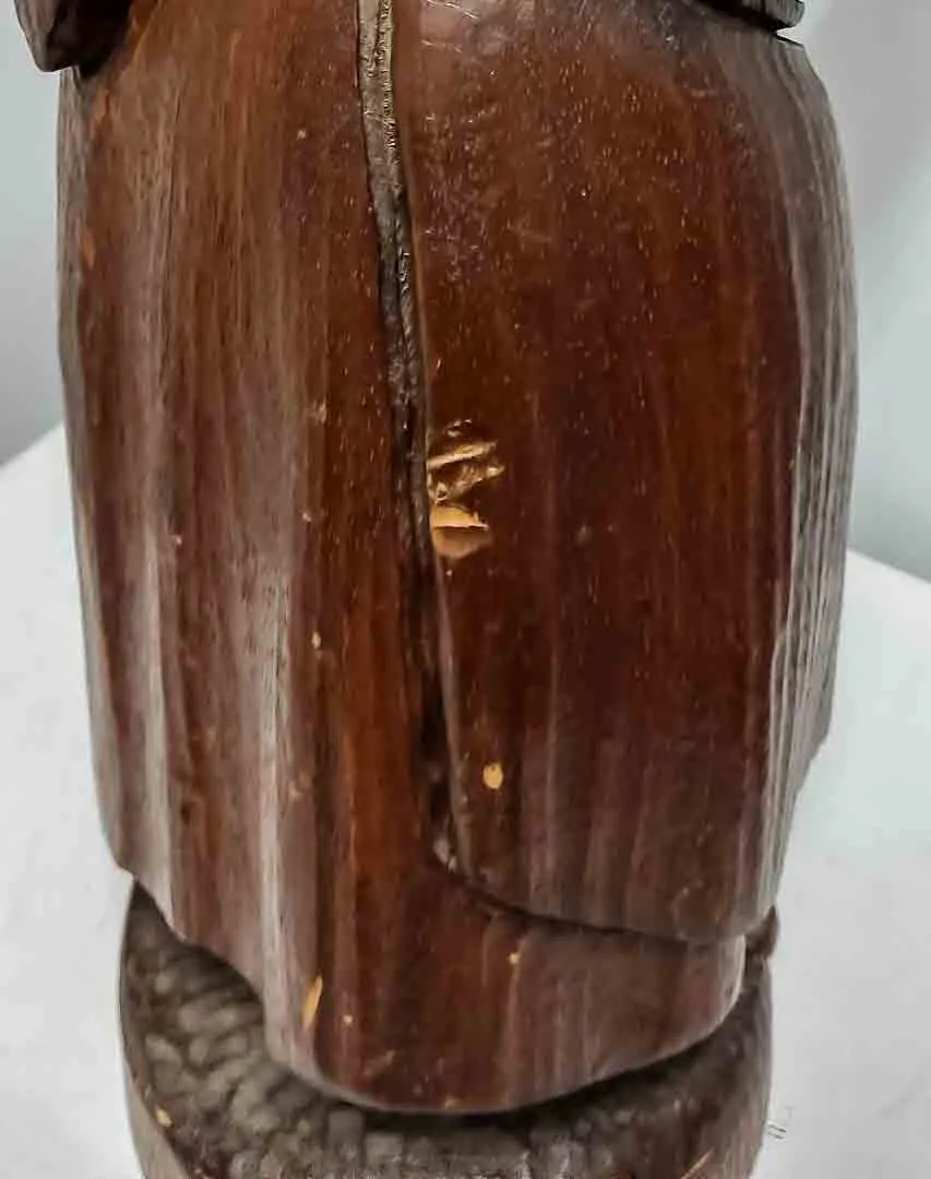 Rustikale Mönchsfigur mit Weinbecher und Fass – Bild 3