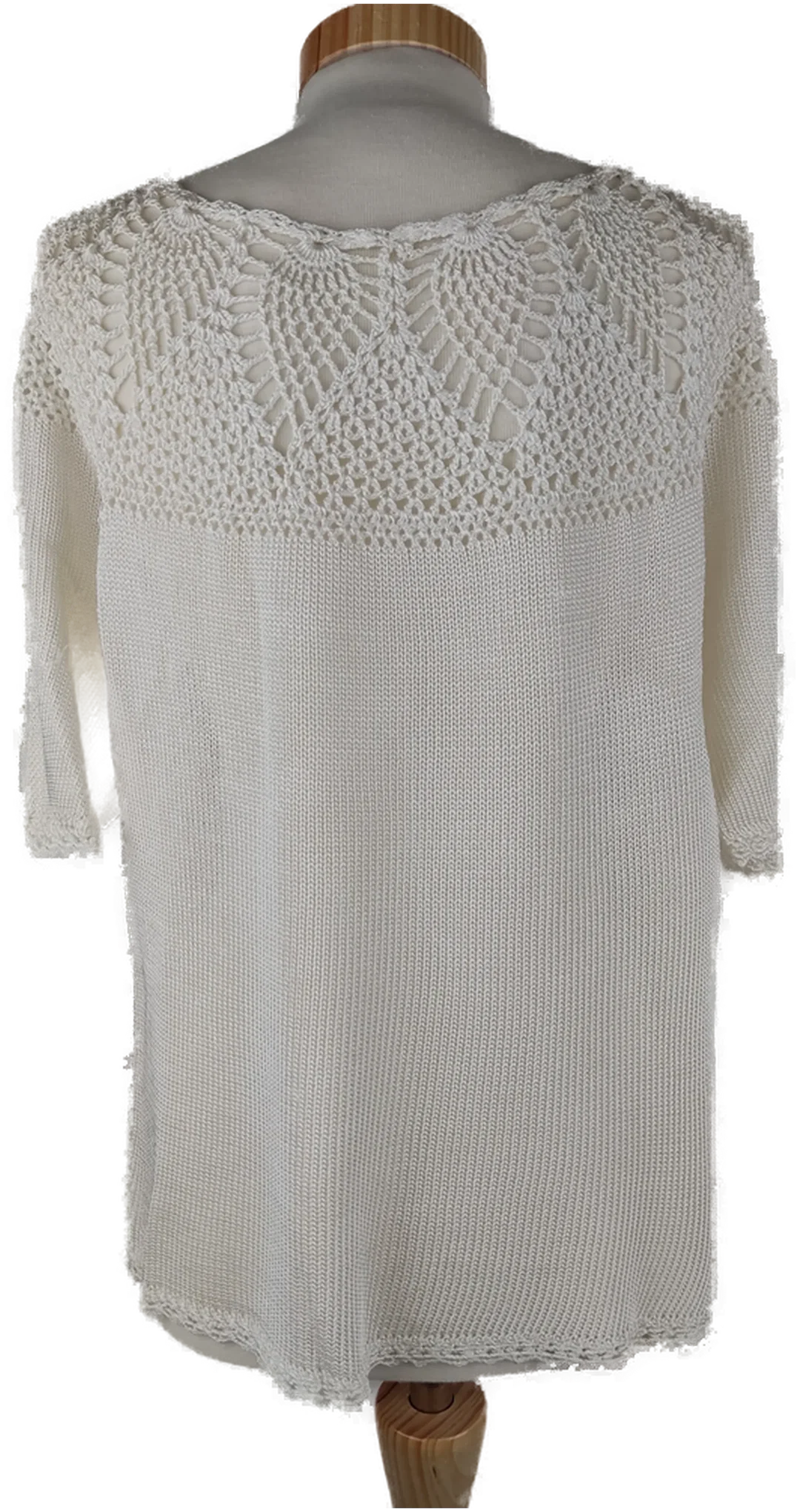 Pullover kurzam mit Rundhalsausschnitt, gestrickt, weißes Garn, Größe 40/42 (geschätzt) – Bild 3
